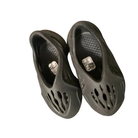 Size 6K Infant Adidas YEEZY FOAM RNR Onyx - Picture 2 of 4